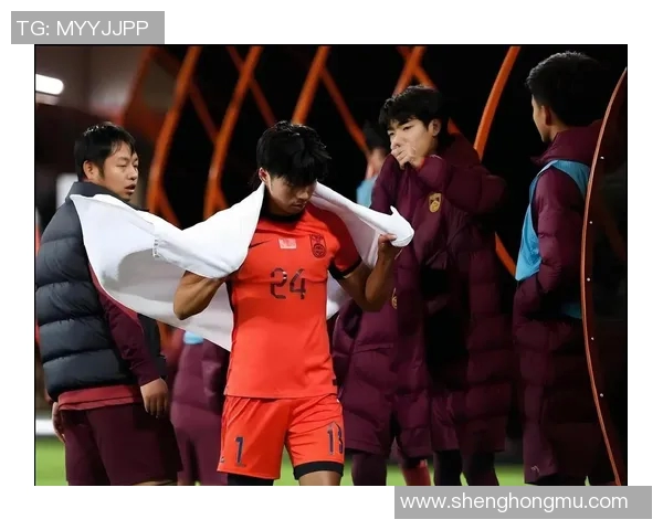 足球明星涂指甲油引发关注 网友热议其突破传统的个性展示